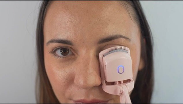 Recourbe-cils chauffant Glow Lift utilisé comme alternative au rehaussement de cils